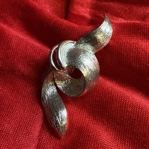 Vintage Lisner Silver Tone Ribbon Brooch